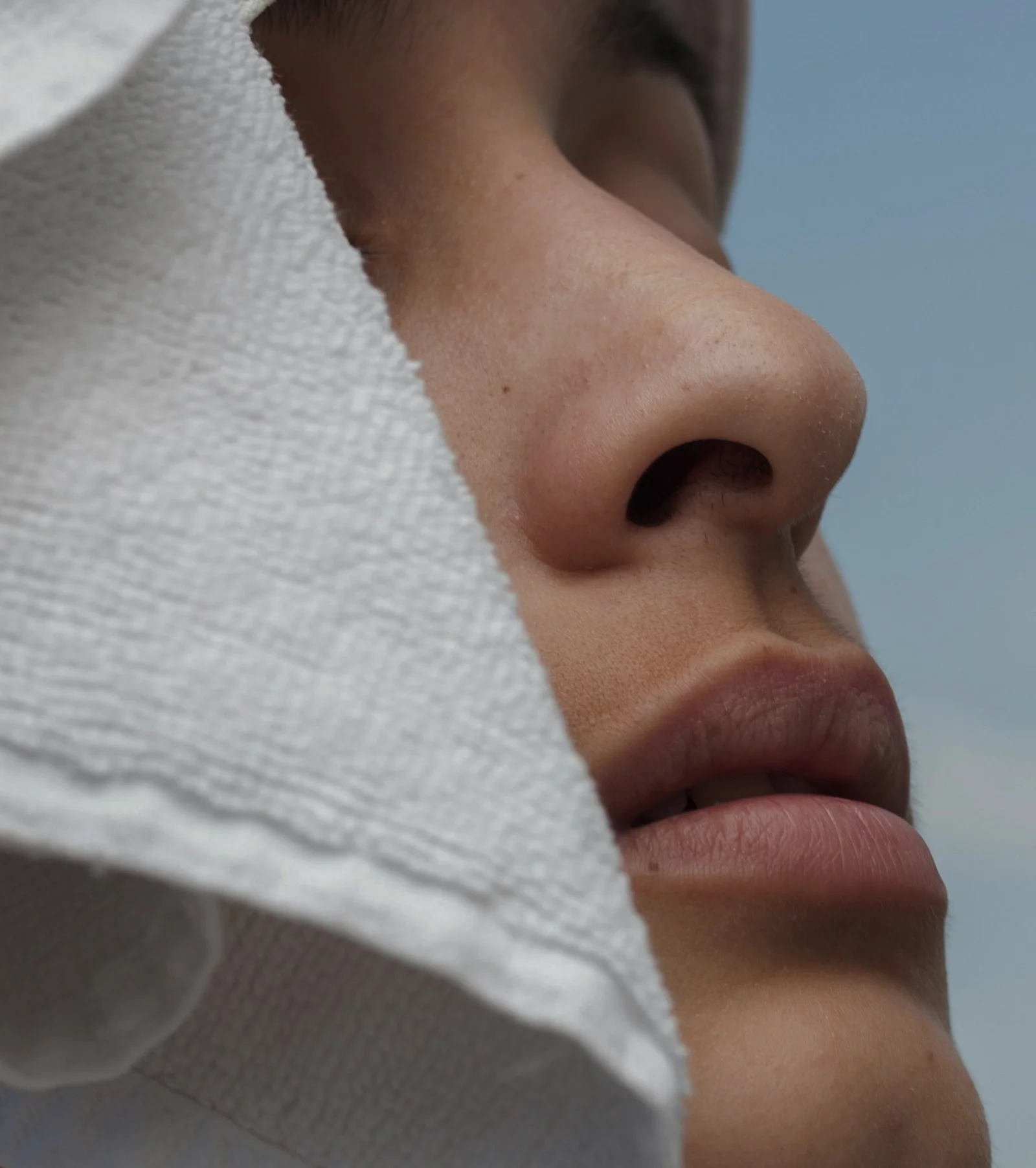 Primo piano di un viso con pelle sana – cura dermatologica della pelle