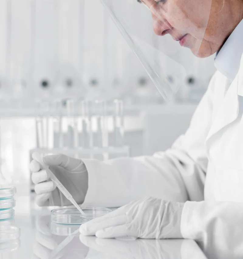 Ricercatore in camice bianco con vetreria da laboratorio – sviluppo dermocosmetici FB Dermo